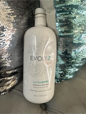 Evolvh Ultrashine Moisture Shampoo with pump